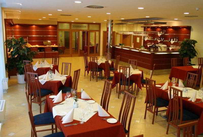 ラマダ エアポート ホテル プラハ レストラン 写真